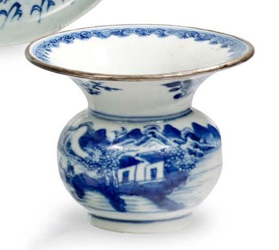 VIETNAM XIXe siècle 
Blau-weißer Spucknapf aus Hué-Porzellan mit Metallrand, auf&hellip;