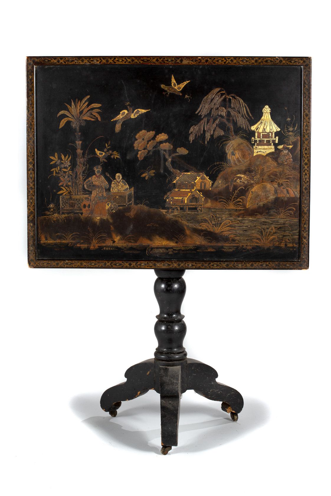 Chine du sud fin XIXe siècle 
深黑色木质的小三角桌，折叠式桌面，上面有彩绘镀金装饰，一个女人在两只鹅的陪伴下从一个坐在家具后面的男&hellip;