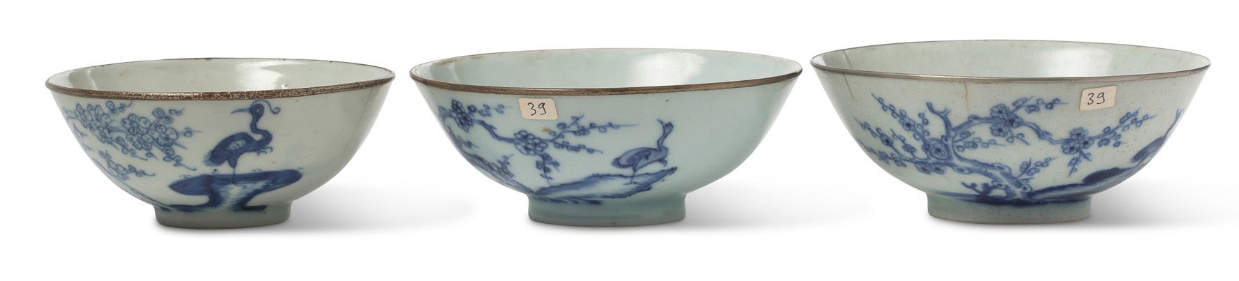 VIETNAM XIXe siècle 
一套六件青花瓷器，包括三个盘子和三个碗，上面有梅花和神鹤的 "Mai Hac "装饰，并有NGUYEN DU的Nôm字&hellip;