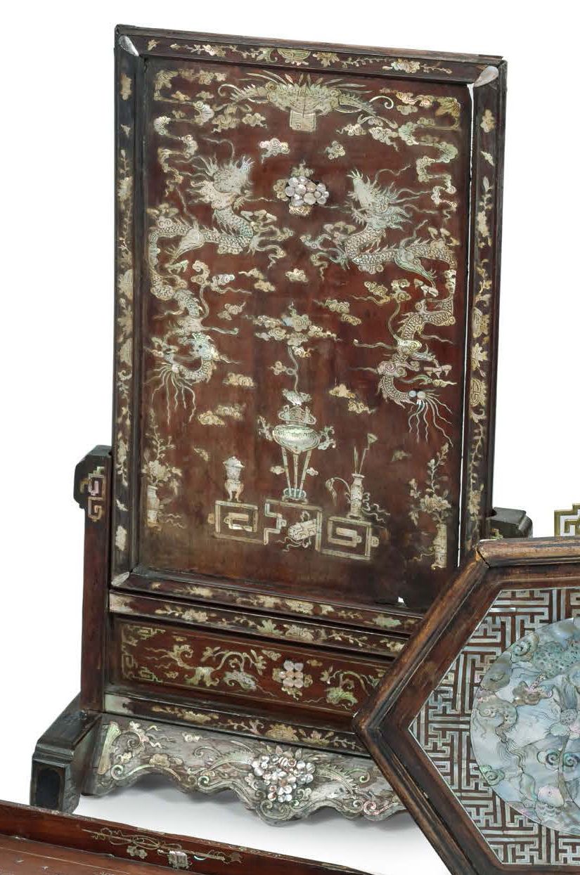 INDOCHINE, NAM DINH VERS 1900 
Écran et son présentoir en bois, à décor en marqu&hellip;
