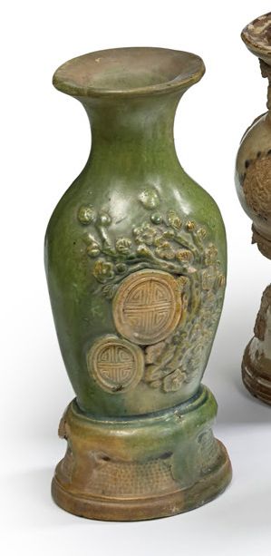 VIETNAM XXe siècle 
橄榄绿珐琅彩小花瓶，喇叭形颈部，浮雕装饰一枝盛开的梅花，并镶嵌有一个Tho（长寿）字样的奖章 高23.5厘米

(发射缺&hellip;