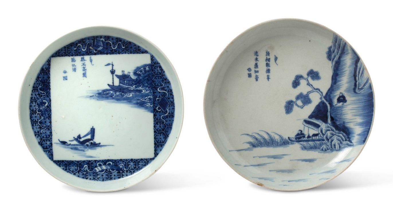 VIETNAM XIXe siècle 
王勃（650-676）的《王子腾阁序》中的两个青花瓷盘，饰有湖光山色中的亭子和船，以及两位音乐家的书法诗句。 

每个&hellip;