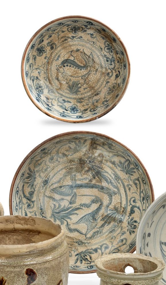 VIETNAM XXe siècle 
两件炻器杯，青白色的装饰表现了海草中的鱼，内缘装饰有花卷和风格化的图案。外缘饰有风格化的叶子。

D. 26,8 cm &hellip;