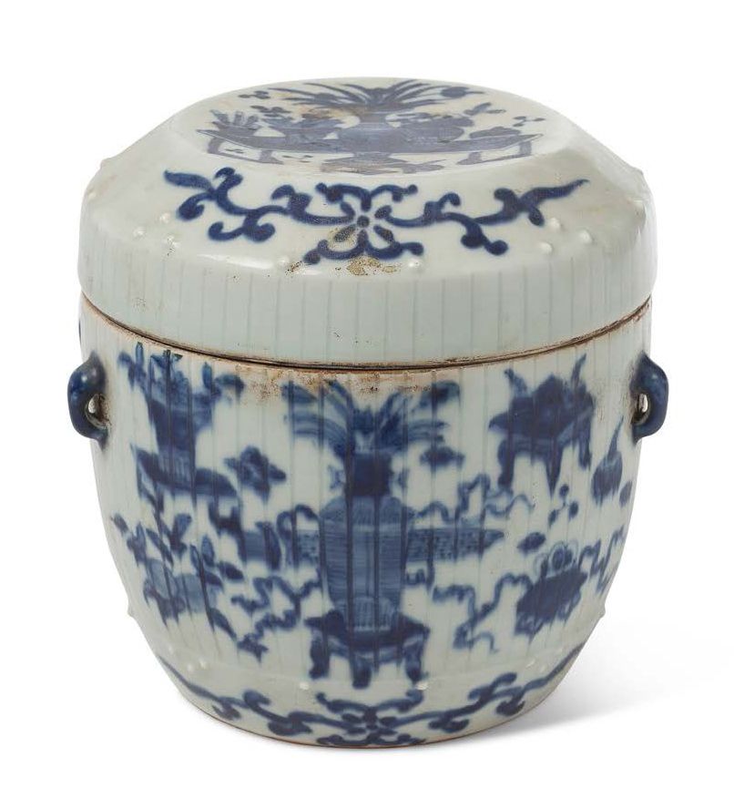 CHINE vers 1900 
A blue-white porcelain covered pot decorated with garnished bou&hellip;