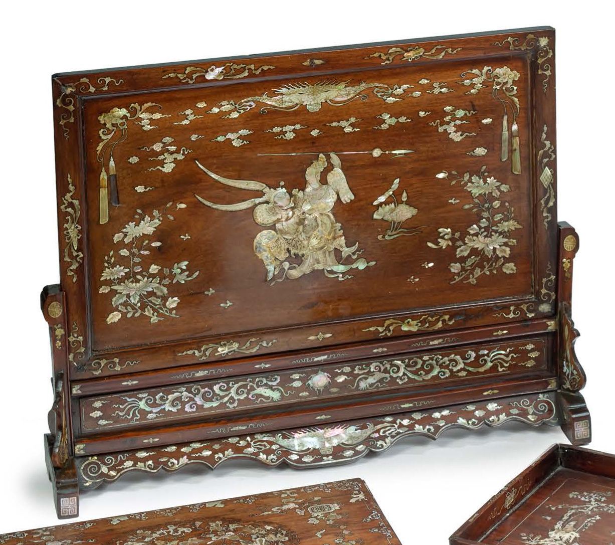 Chine du sud fin XIXe siècle 
Rosewood screen inlaid with mother-of-pearl repres&hellip;