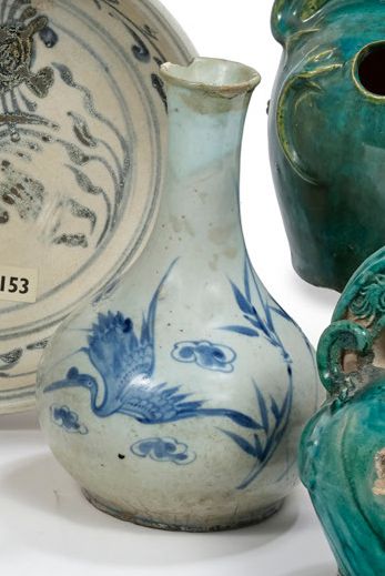 CHINE, EXPORT POUR LE VIETNAM XIXE SIÈCLE 
Jarrón de porcelana blanca y azul con&hellip;
