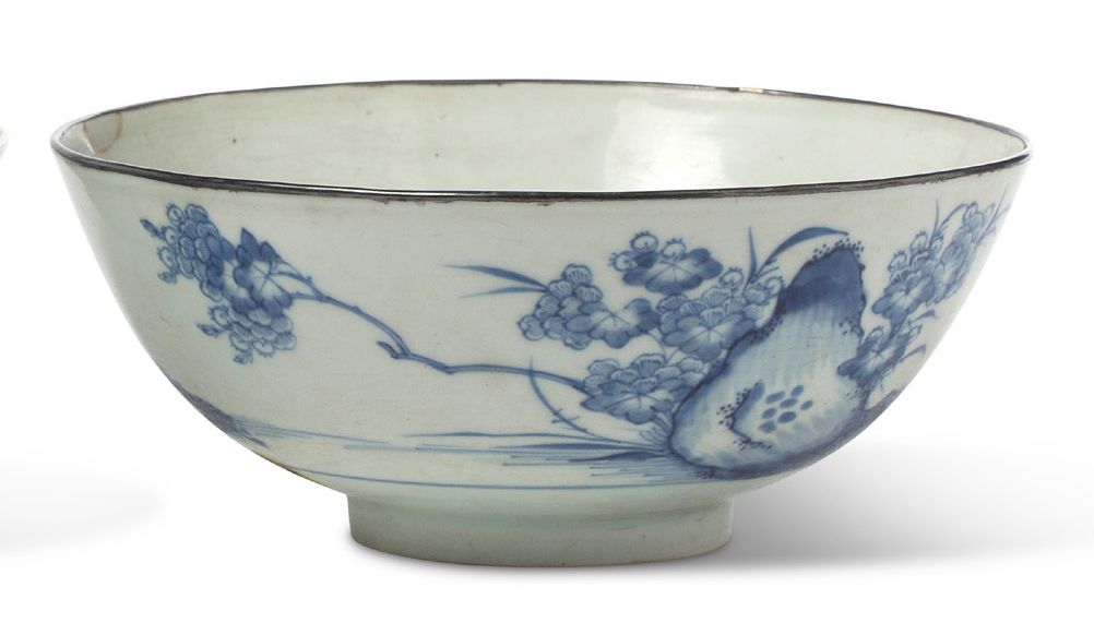 VIETNAM XIXe siècle 
Un bol en porcelaine bleu-blanc cerclé de métal, à décor ca&hellip;