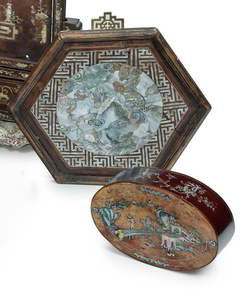 Vietnam vers 1900 
拍品包括一个椭圆形的小盒子，上面装饰着一个骑在桥上离开亭子的人，以及一个嵌有珍珠母的六边形木板，上面装饰着一条在云中的龙，&hellip;