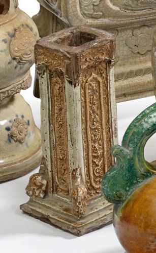 VIETNAM XVIIE - XVIIIE SIÈCLE, FOUR DE THÔ HÀ 
A beige enameled stoneware candle&hellip;