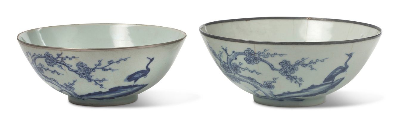 VIETNAM XIXe siècle 
两个青花瓷碗，上面装饰着梅花、鸟和三个朋友的诗句，都是用金属包围的。

每件底部都有 "Noi Phu"（由Trinh&hellip;