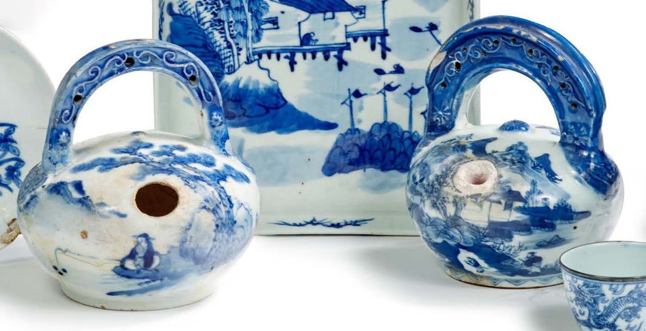 VIETNAM XIXe siècle 
Two blue-white porcelain lime jars decorated with a lake la&hellip;