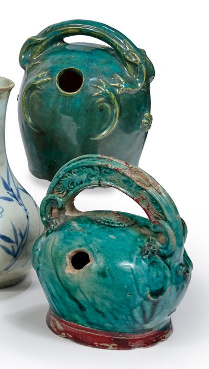 VIETNAM XIXe siècle 
两个上釉的炻器石灰壶，一个有绿松石釉，另一个有赭石和绿釉。第一件上的模子代表了一个造型的菊花，另一件代表了造型的寿字。&hellip;