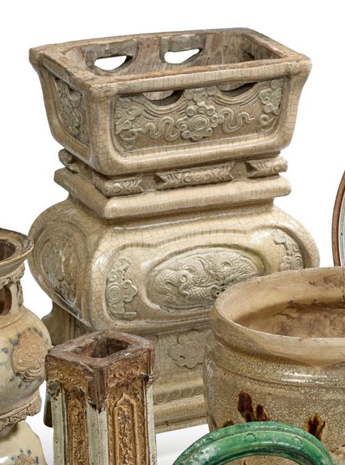 VIETNAM XXe siècle 
一个四脚的陶瓷香炉，米色的裂纹装饰，以浮雕的龙为主题，绶带中的寿字造型。下角有四只凤凰。

H.31.8厘米

(修复)&hellip;