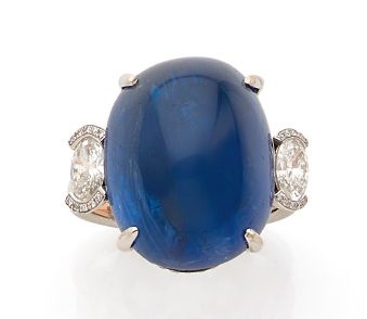 BOUCHERON 
戒指 "SAPHIR" 凸圆形蓝宝石，椭圆和明亮的钻石。18K（750）白金。签名的Boucheron。Td。55 - Pb.12.5克。&hellip;