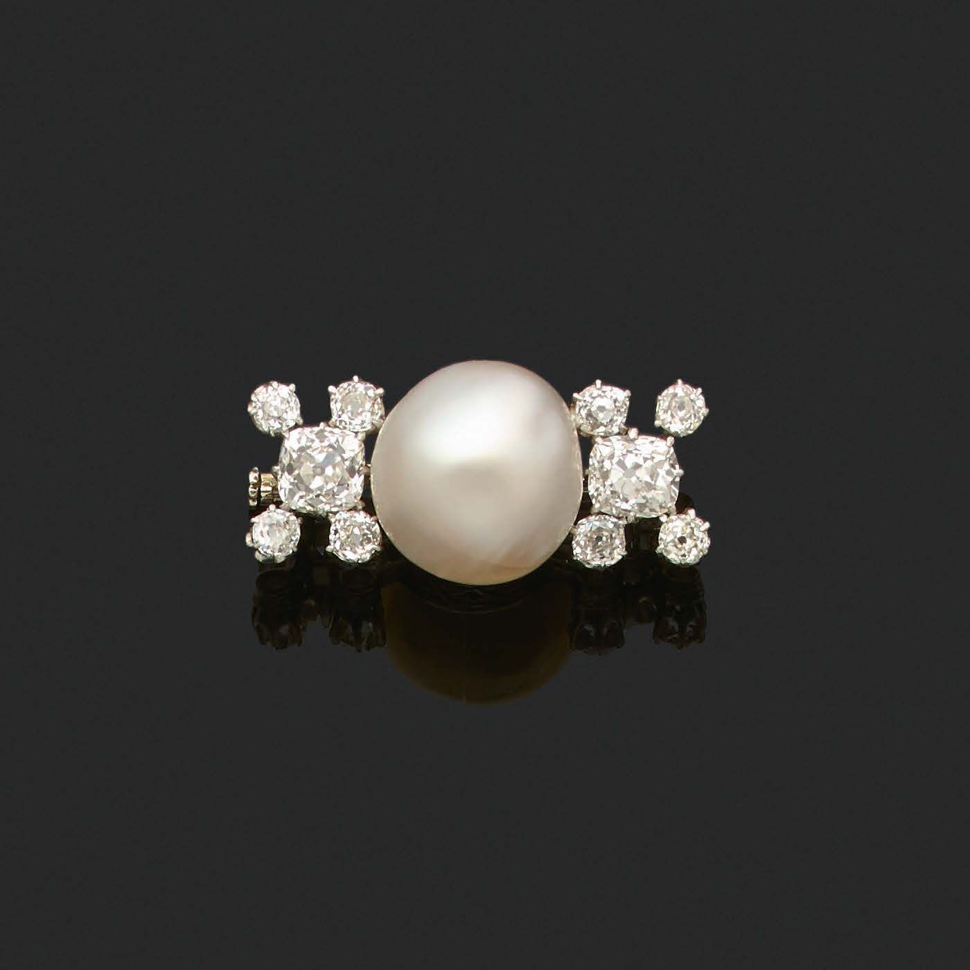 Null 
"FINE PEARL"

Fine pearl brooch with old cut diamonds

Platinum (950)

Pb.&hellip;