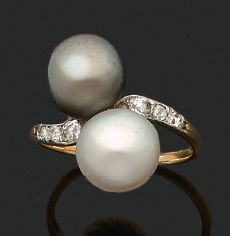 Null BAGUE «TOI ET MOI»
Perles fines, diamants taille ancienne
Or 18k (750)
Td. &hellip;