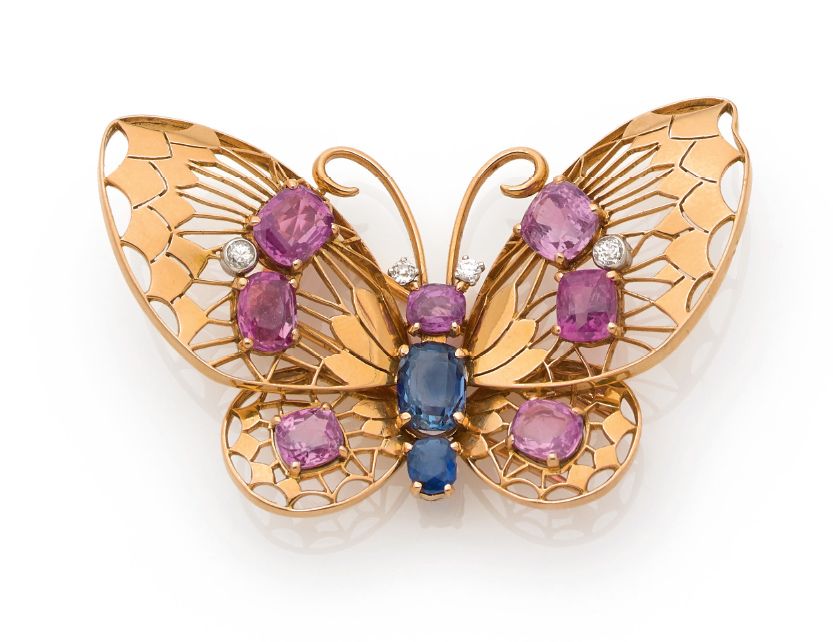 Null BROCHE «PAPILLON»
Saphirs roses, saphirs bleues, diamants ronds
Or rose 18k&hellip;