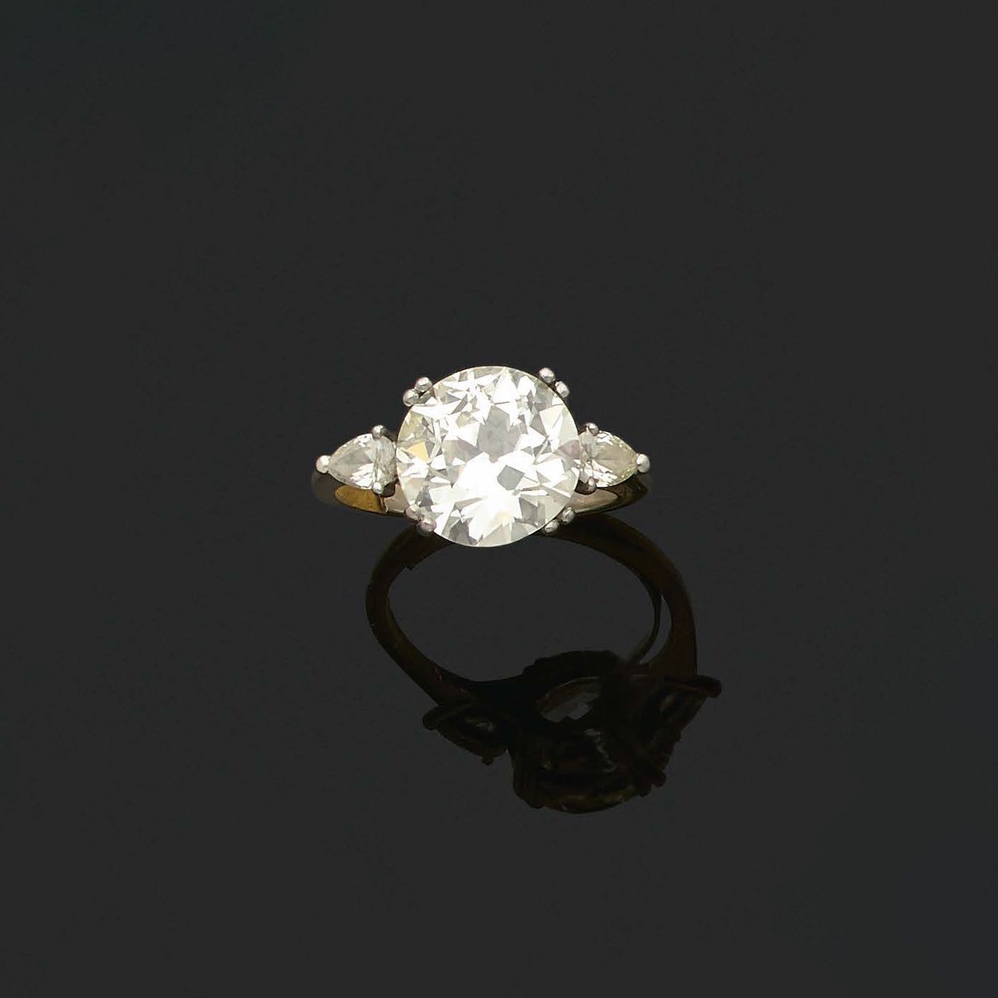 Null BAGUE «DIAMANTS»
Diamant taille ancienne, diamants taille navette
Or gris 1&hellip;