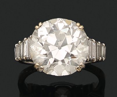 BOUCHERON 
Bague diamant forme coussin taille ancienne et diamants baguettes. Pl&hellip;