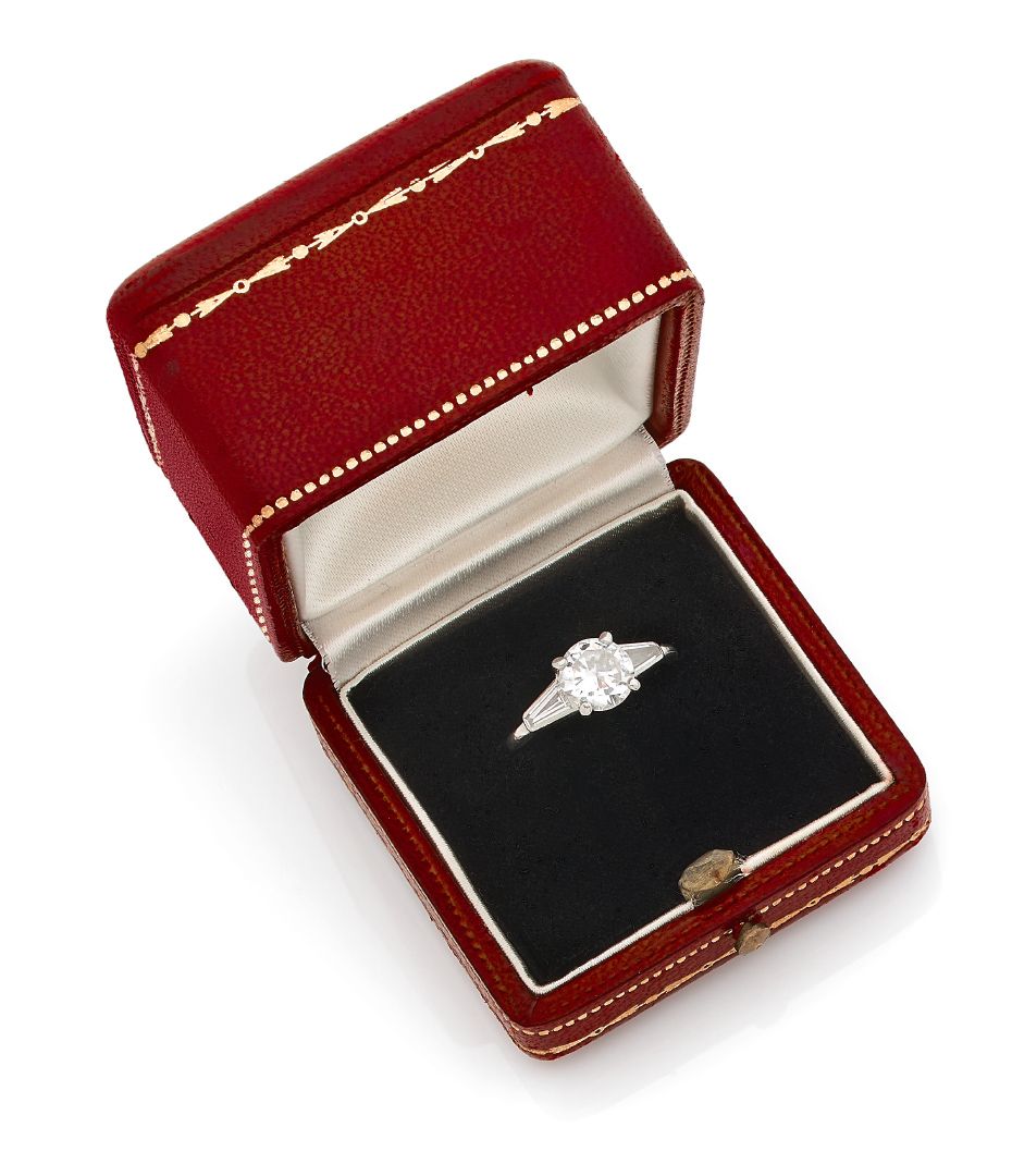 CARTIER BAGUE «DIAMANT»
Diamant rond et diamants trapèzes
Platine (950)
Signée, &hellip;
