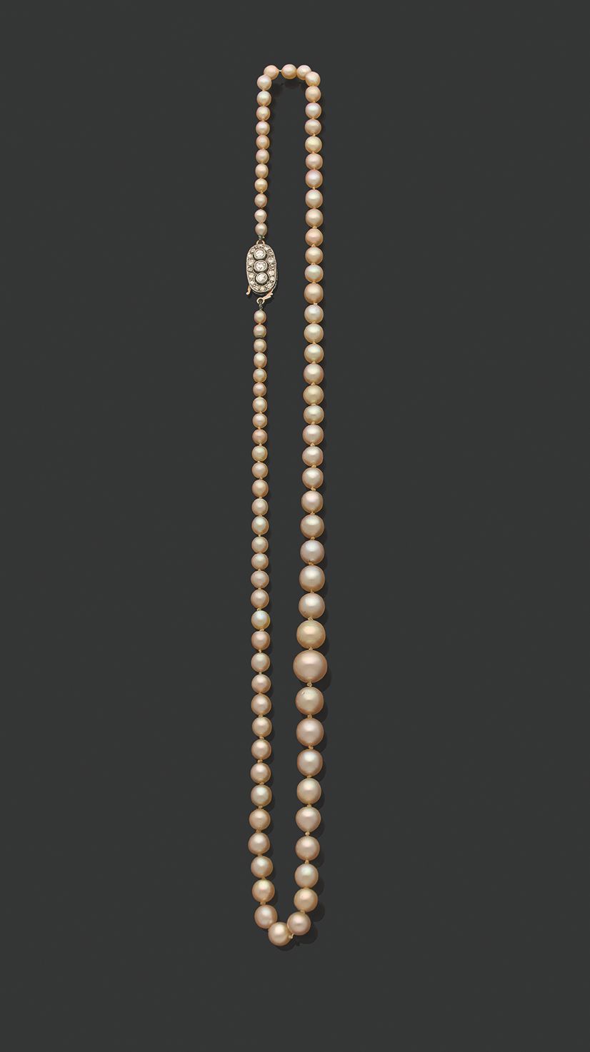 Null «PERLES FINES»
Collier de 85 perles fines en chute
Fermoir diamants et or g&hellip;