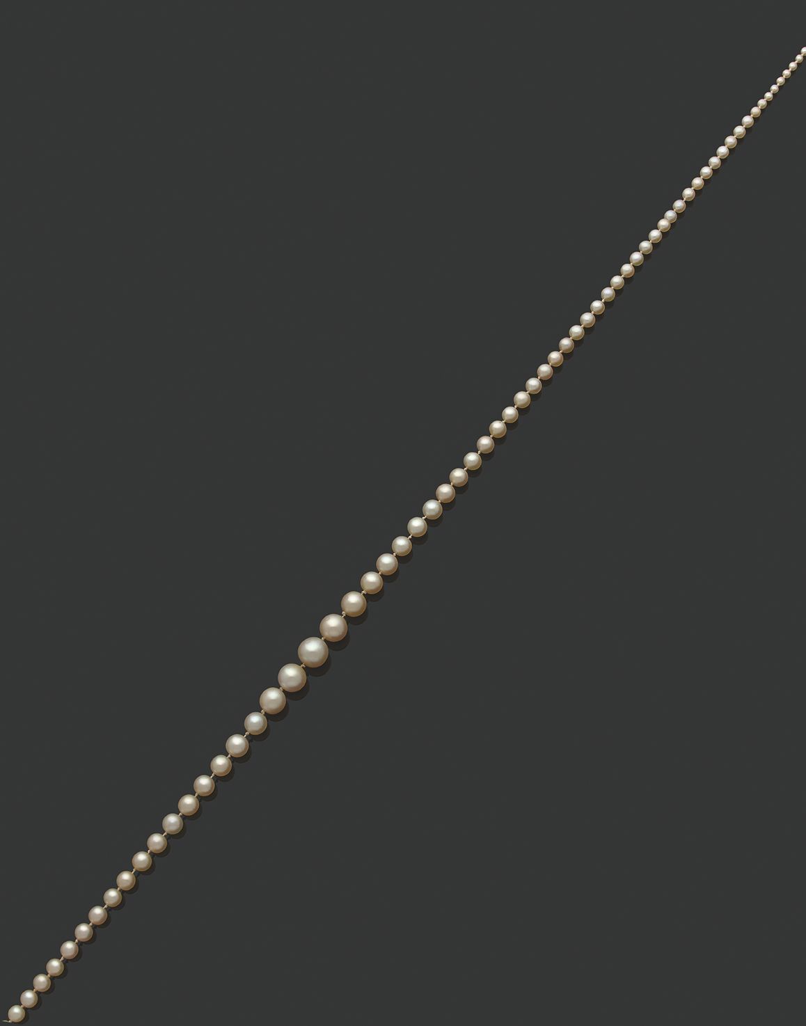 Null «PERLES FINES»
Collier de 113 perles fines en chute
Fermoir diamants et or &hellip;