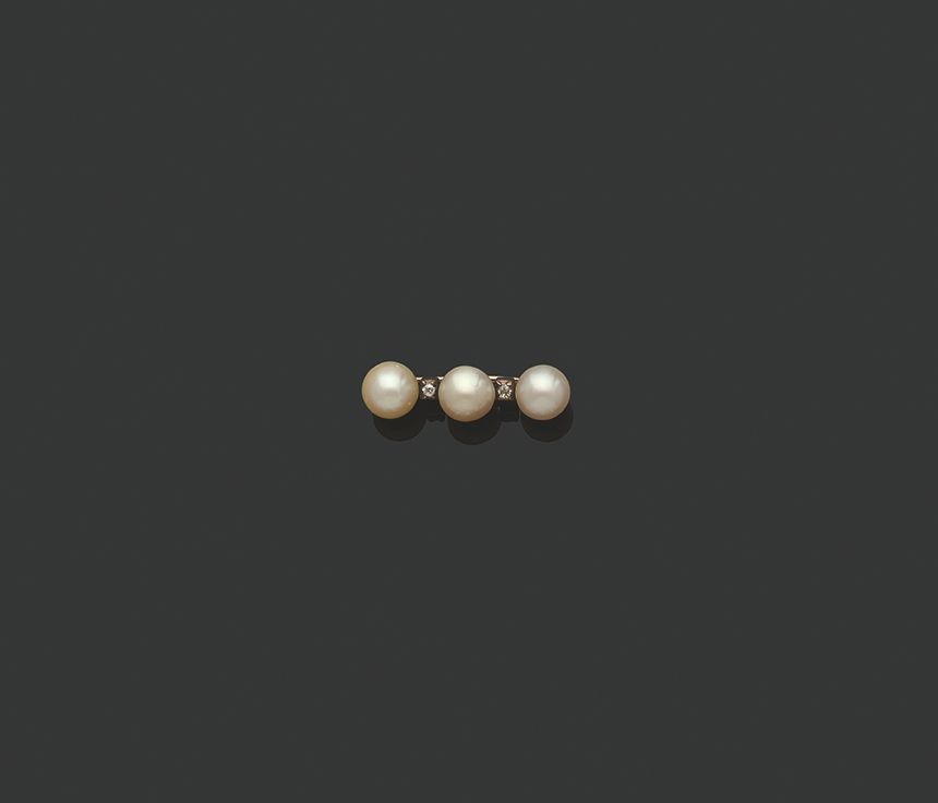 Null 
精美的珍珠 "胸针

钻石，据说是精美的珍珠，没有经过测试

9K金（375），银（<800）。

珍珠的直径：8 - 8.5 x 7 - 7.5毫&hellip;