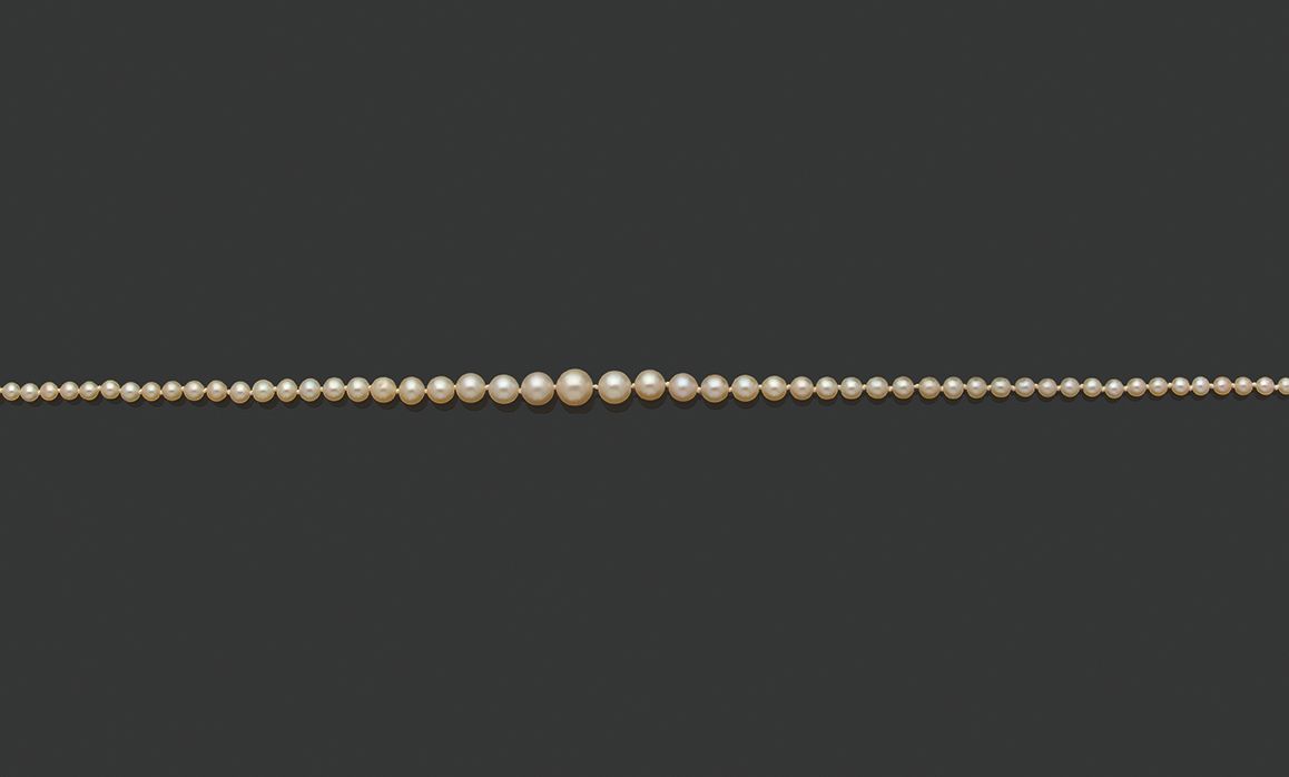 Null «PERLES FINES»
Collier de 135 perles fines en chute
Fermoir or 18k (750) di&hellip;