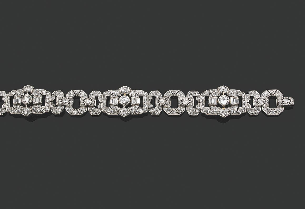Null 
钻石手镯

古董和长方形切割钻石，铂金（950）。

长：19厘米左右。42.9克



一个钻石和铂金手镯