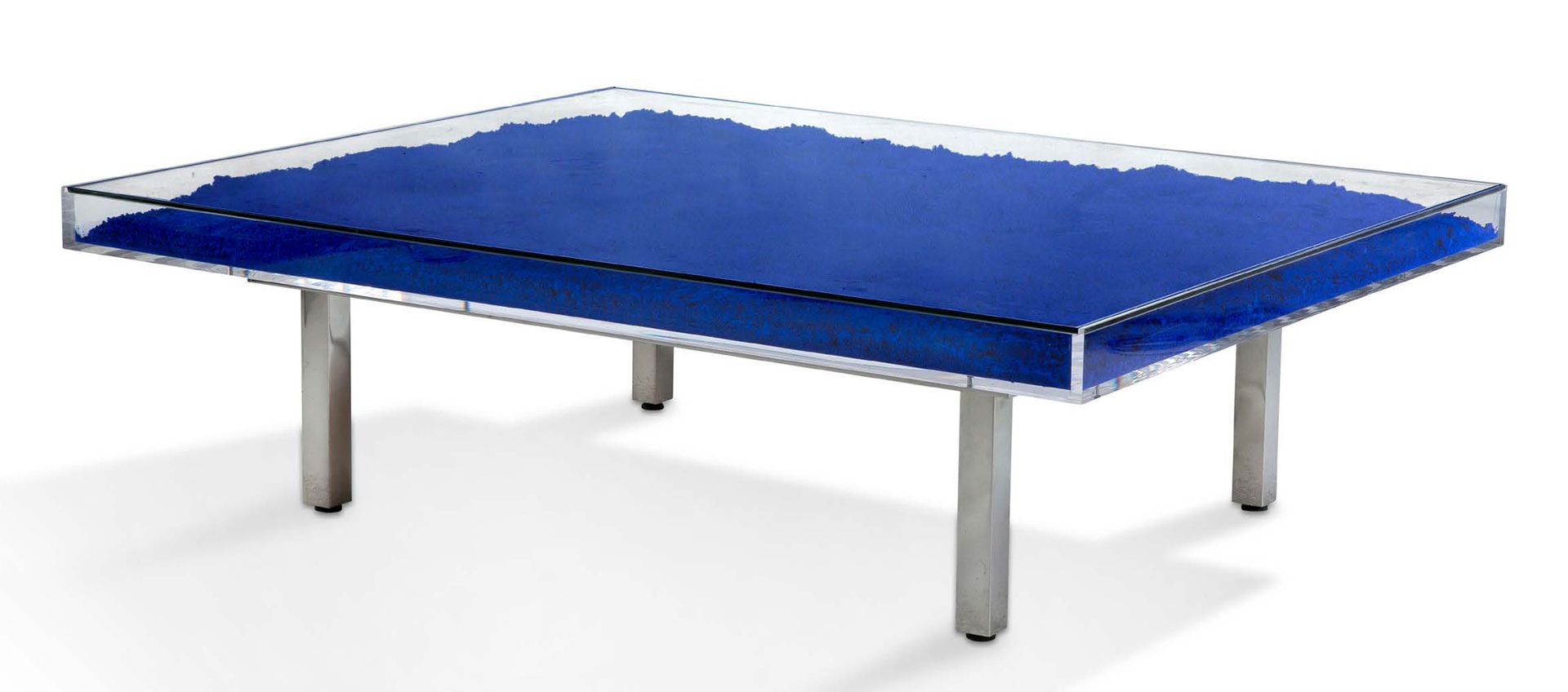 YVES KLEIN (1928-1962) 
Table Bleue, 1961-1963

Verre, plexiglass, chrome, bois &hellip;