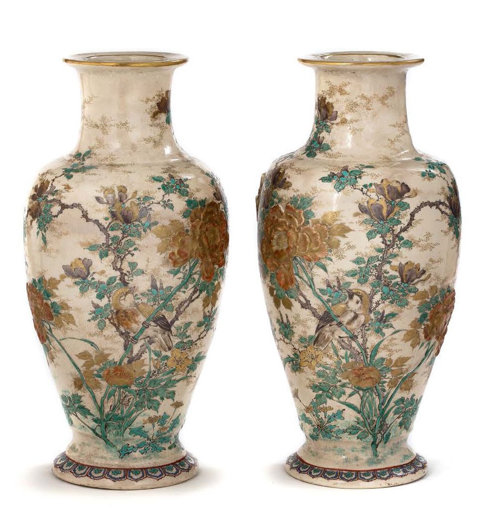 JAPON vers 1900 一对青铜花瓶，侧面呈喇叭状，长颈，饰有竹子图案。
，高36厘米。