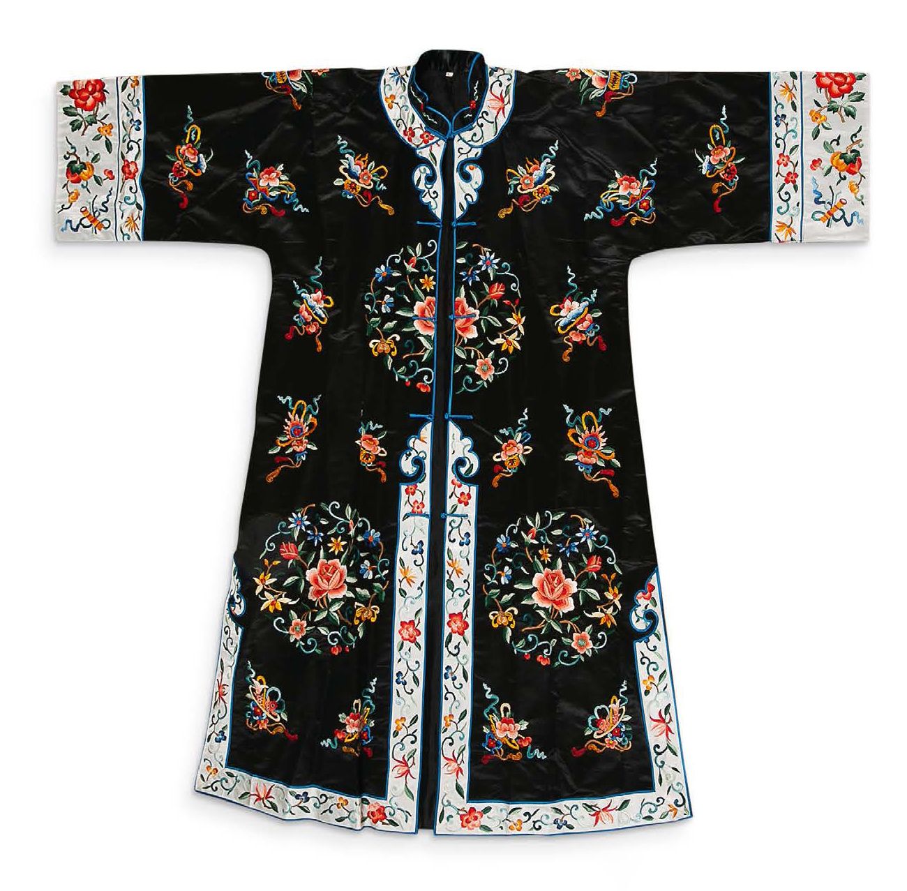 Chine du Sud vers 1920 
Robe en satin de soie et broderie polychrome à décor de &hellip;