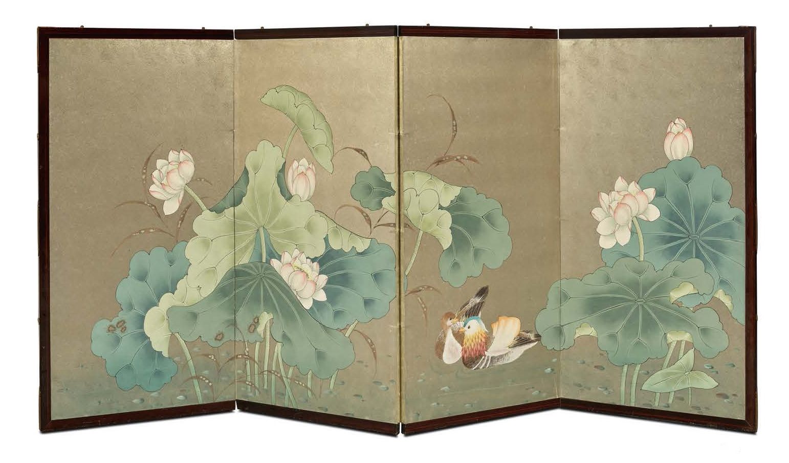 JAPON XXE SIECLE Biombo de cuatro hojas pintado en policromía sobre fondo platea&hellip;