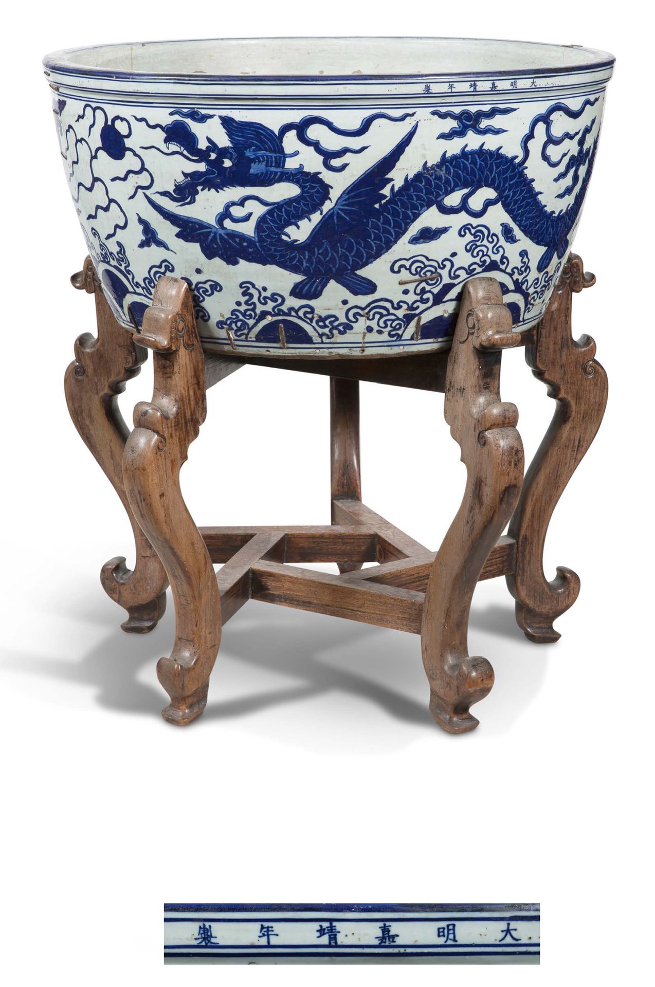 CHINE PÉRIODE JIAJING (1521-1567) 
A large white porcelain bowl with underglaze &hellip;