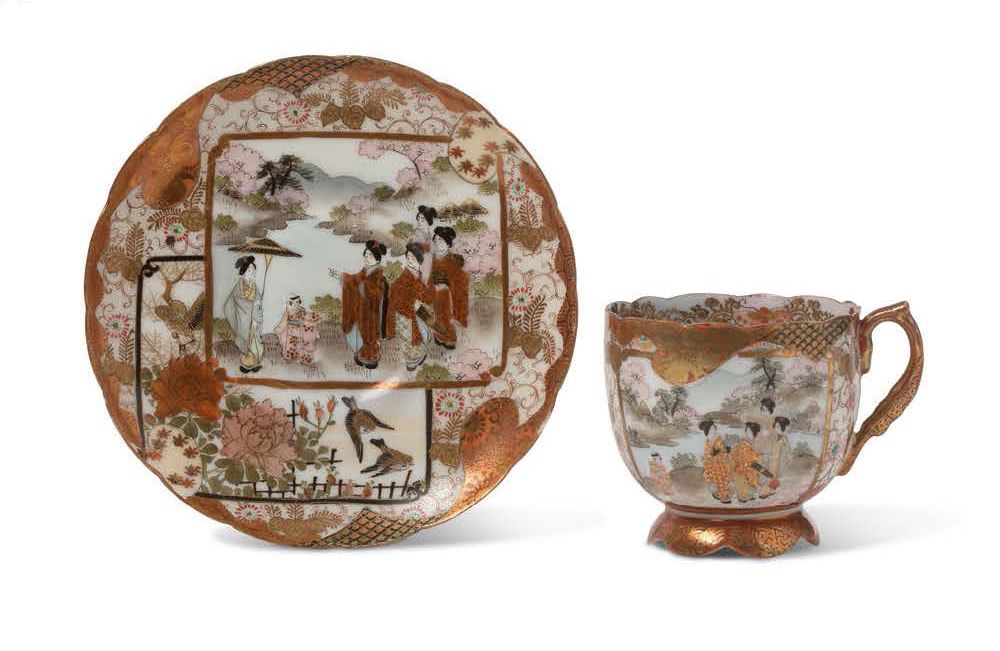 JAPON PÉRIODE MEIJI, FIN XIXE SIÈCLE 古谷瓷器的 "蛋壳 "型杯和碟，在叶子和泡桐花的背景上，有多色和金色的年轻女性行走和鸟&hellip;