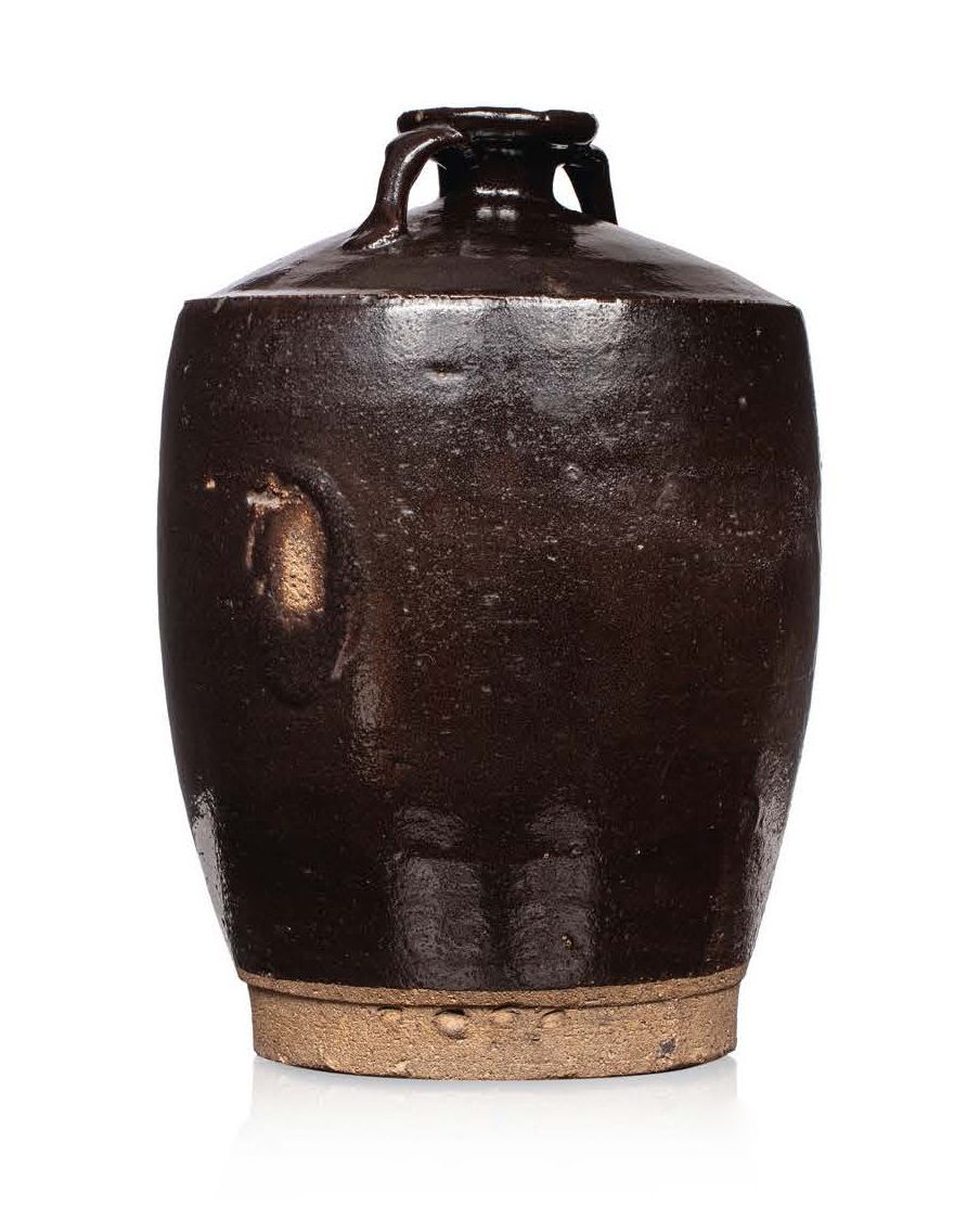 JAPON XVIe SIÈCLE Vase en céramique à deux anses, émaillé «peau de serpent».
H. &hellip;