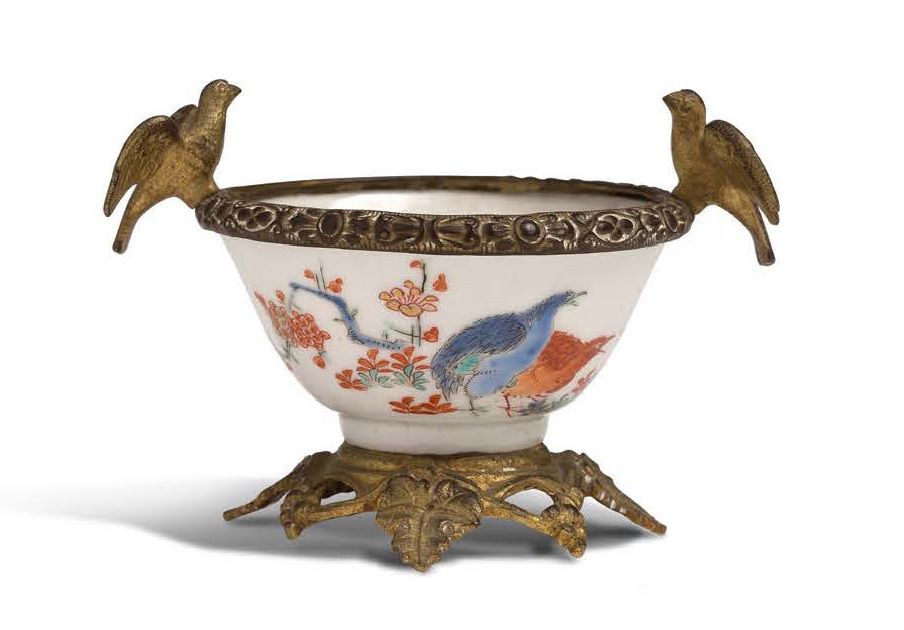 JAPON FIN DE LA PÉRIODE EDO (1603-1868), XIXe SIÈCLE 小垣门瓷碗，装在有凹槽的青铜座上，边上有一个青铜圆圈，&hellip;