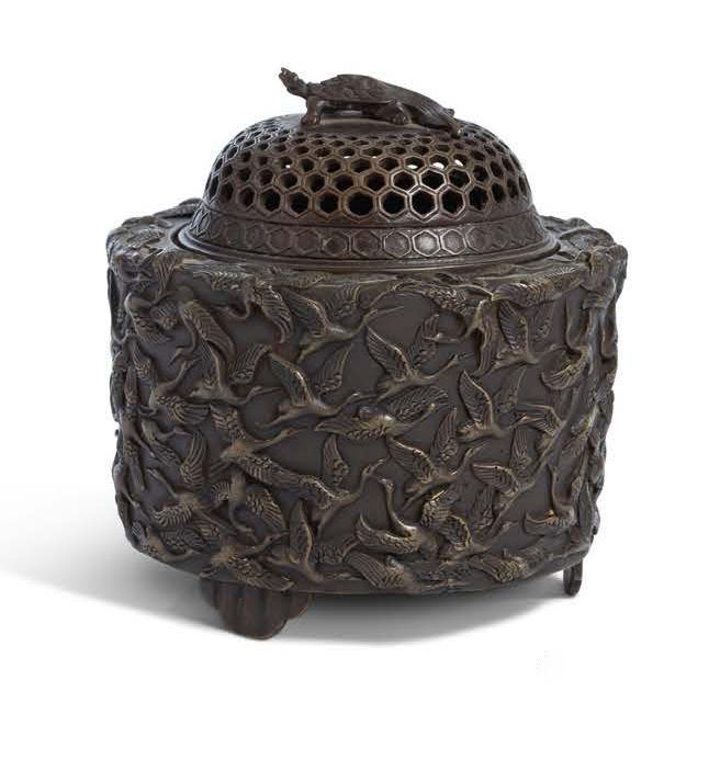 JAPON vers 1900 带有棕色铜锈的青铜香炉，浮雕饰有一群正在飞行的仙鹤，盖子上有一只小乌龟。
，高12厘米-深11厘米。