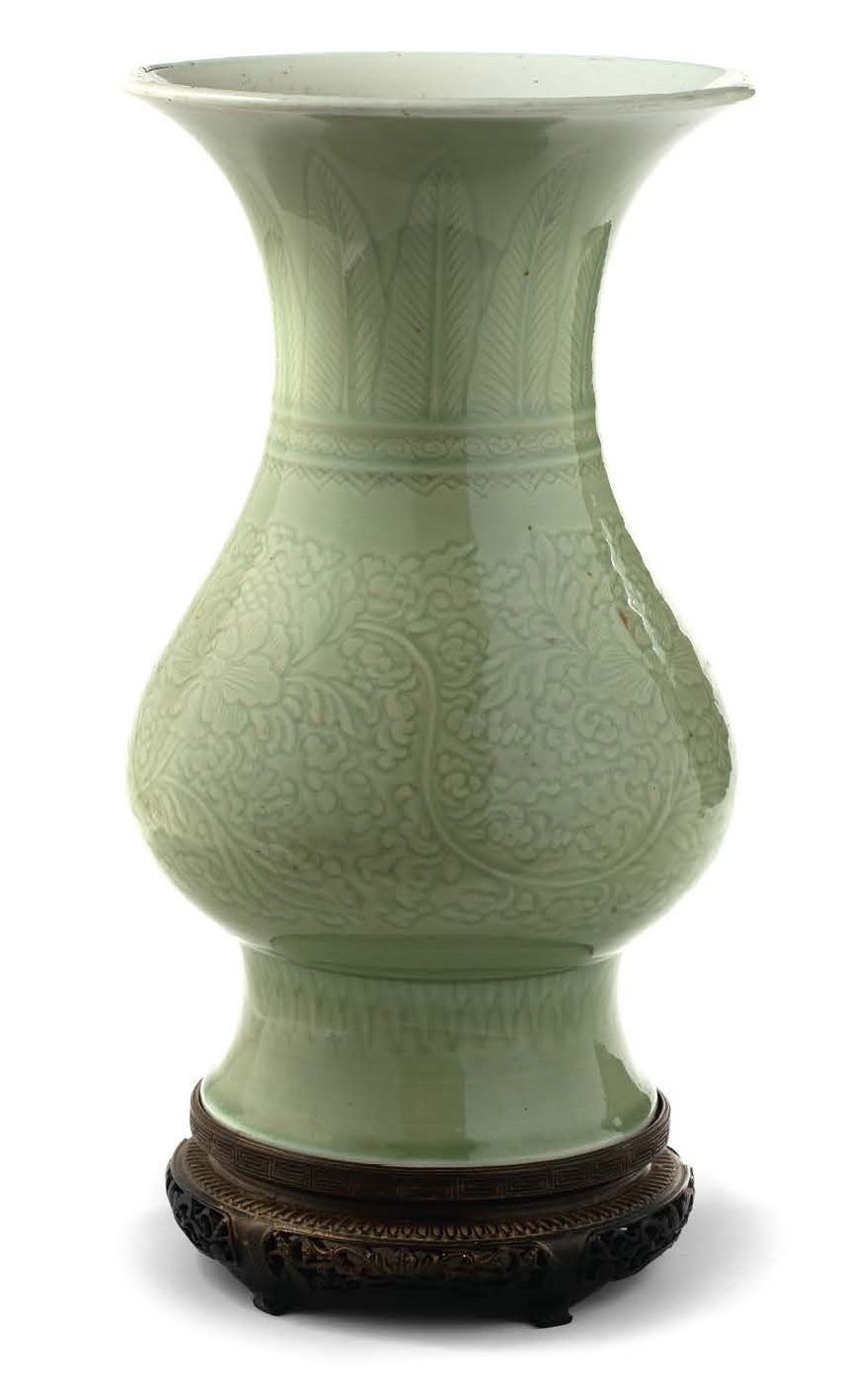 CHINE XVIIIe siècle 
Vase balustre en porcelaine et émail céladon, à décor incis&hellip;