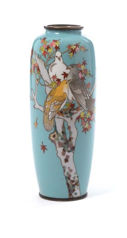 Japon Période Meiji (1868-1912) 纤细的铜胎掐丝珐琅花瓶，淡蓝色背景上有多色装饰，三只斑鸠栖息在一棵展示秋叶的枫树上。
，高18厘&hellip;