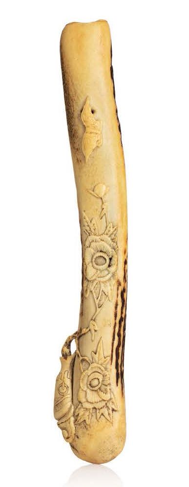 JAPON XIXE SIECLE Kiseruztsu, deer horn pipe case with a butterfly flying above &hellip;