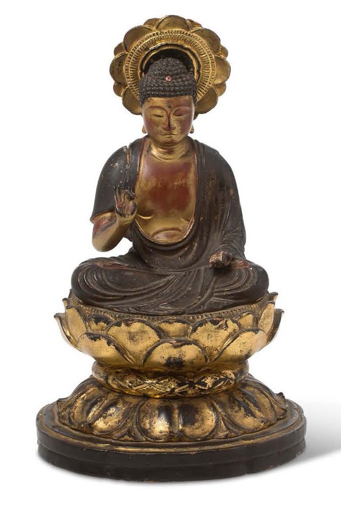 JAPON PÉRIODE EDO, FIN XVIIIe - DÉBUT XIXe SIÈCLE 镀金和棕色漆的木雕，表现佛陀坐在莲花状的底座上，双手做维拉卡&hellip;