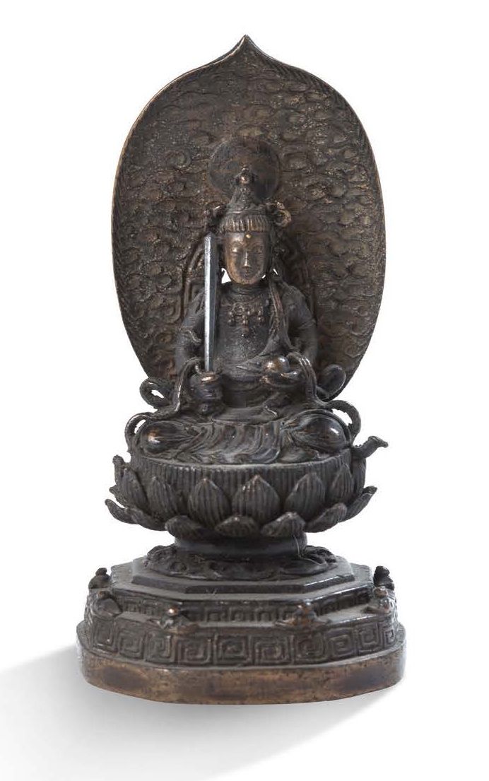 JAPON PÉRIODE EDO (1603-1868), XVIIe - XVIIIe SIÈCLE 棕色的铜制菩萨像，可能是
文殊菩萨，坐在莲花上，右手持&hellip;