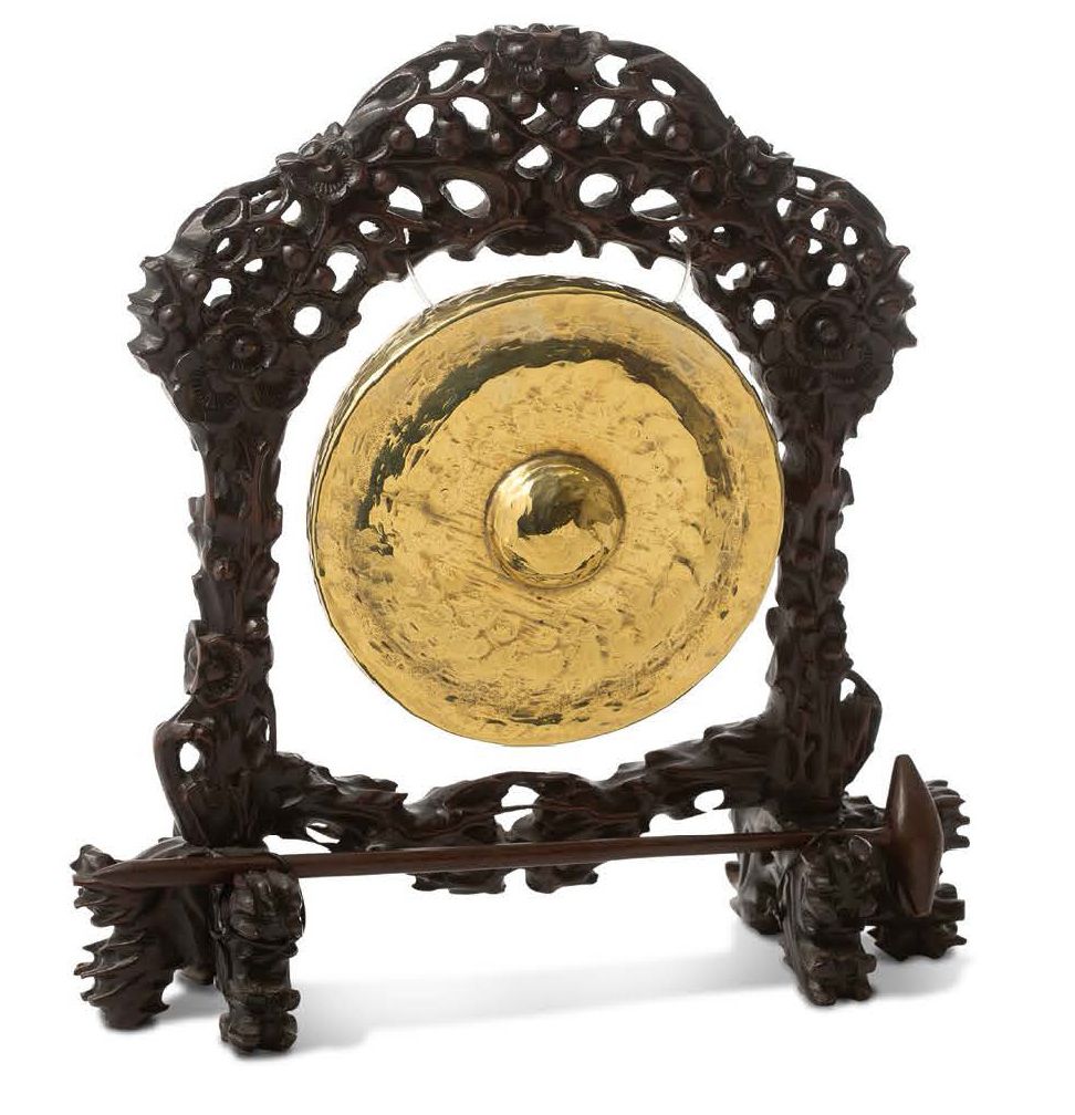 INDOCHINE XXE SIÈCLE 
A gong in copper or gilded pewter hung on its wooden base &hellip;