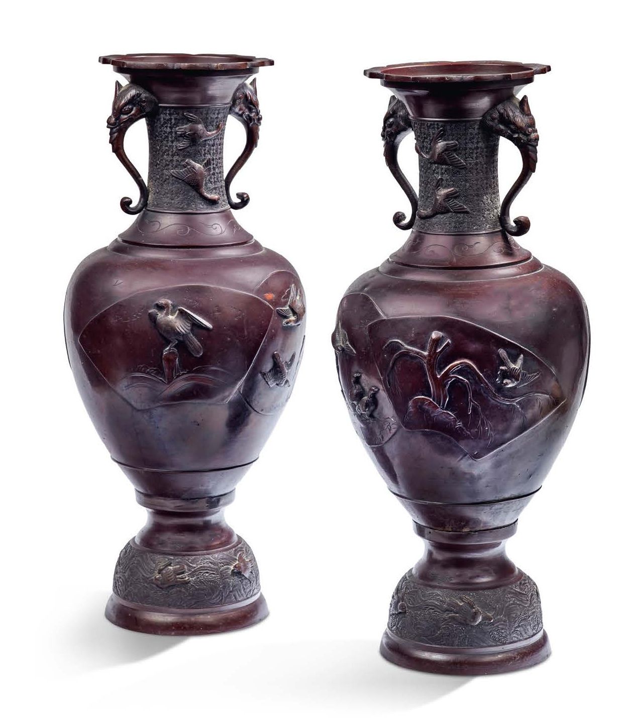 JAPON FIN DE LA PÉRIODE MEIJI, VERS 1880-1900 一对铜制双耳花瓶，带有红棕色的铜锈，以轻微的浮雕方式装饰着代表鸟类的&hellip;