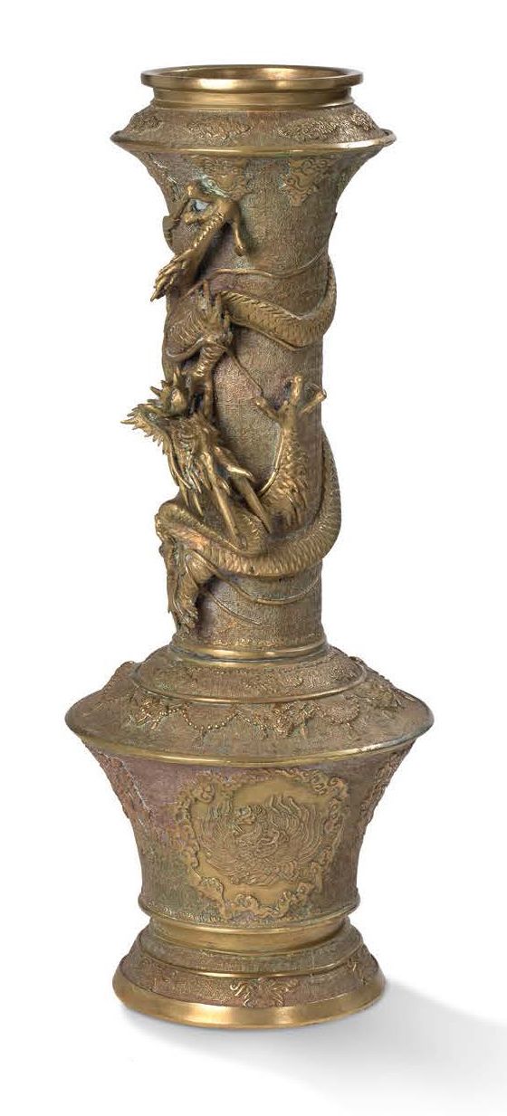 JAPON VERS 1900-1920 鎏金青铜花瓶，喇叭形瓶身，高颈，瓶壁在清漆背景上微微浮雕出龙凤交替的造型挂件，高浮雕的龙和缠绕在颈部的圆形凸起。
，高&hellip;