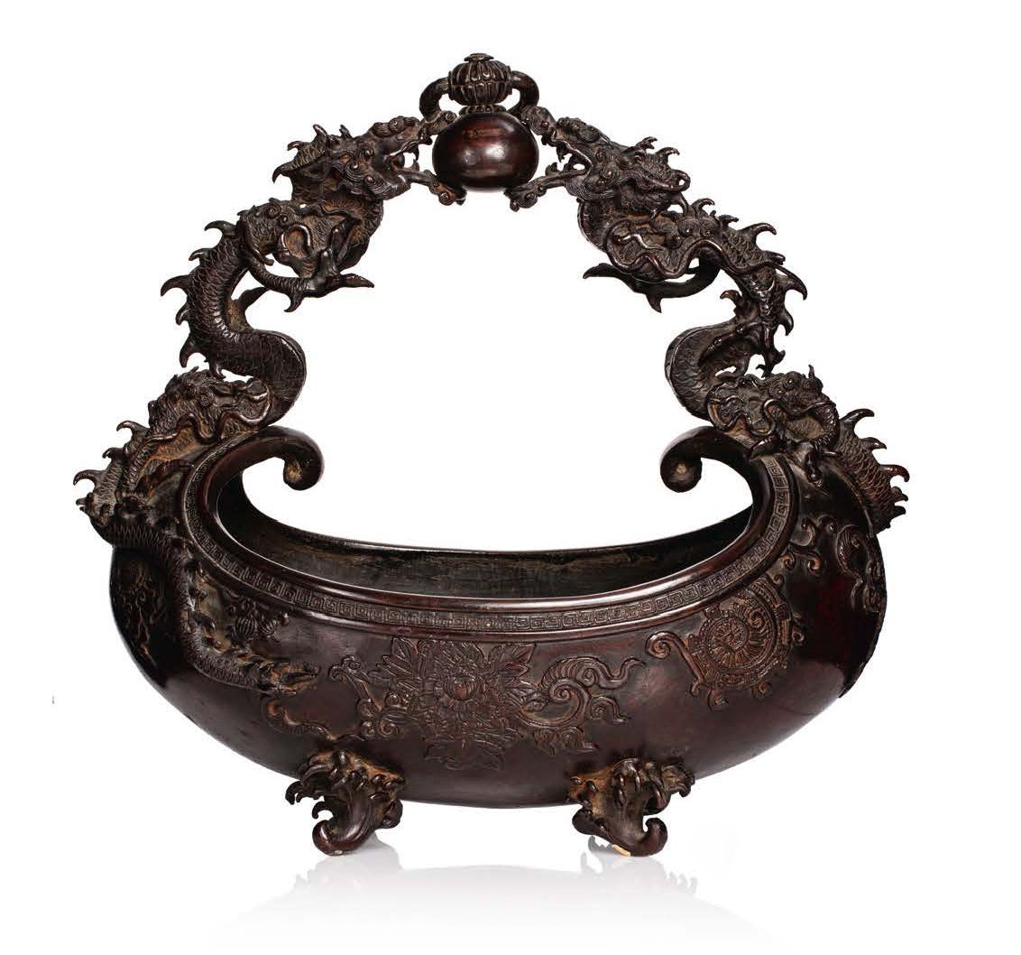 JAPON vers 1900 A bronze basket with a reddish-brown patina, reminiscent of a bo&hellip;