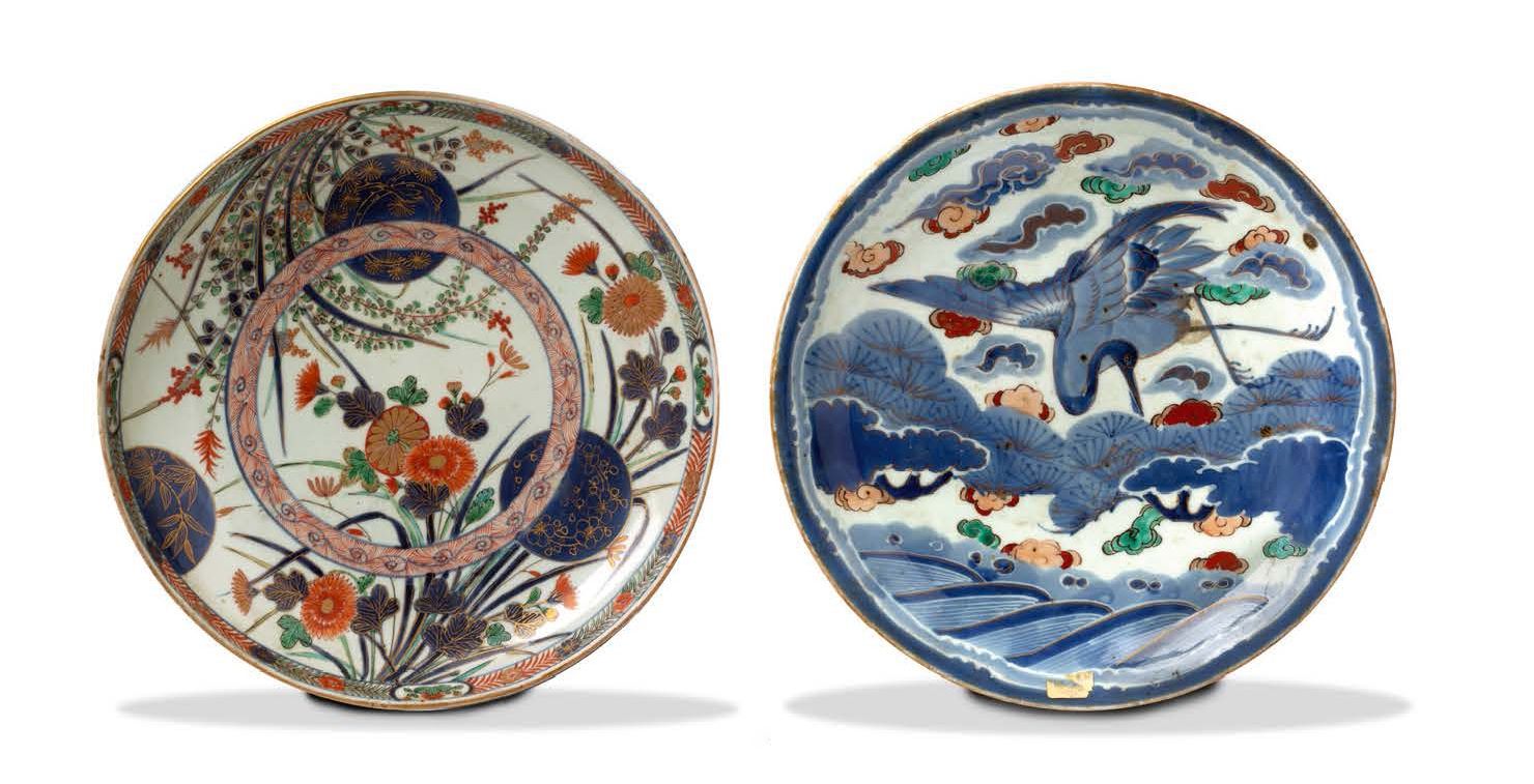 JAPON XIXE SIECLE Lot de deux coupes en porcelaine d'Imari, l'un dans le style d&hellip;