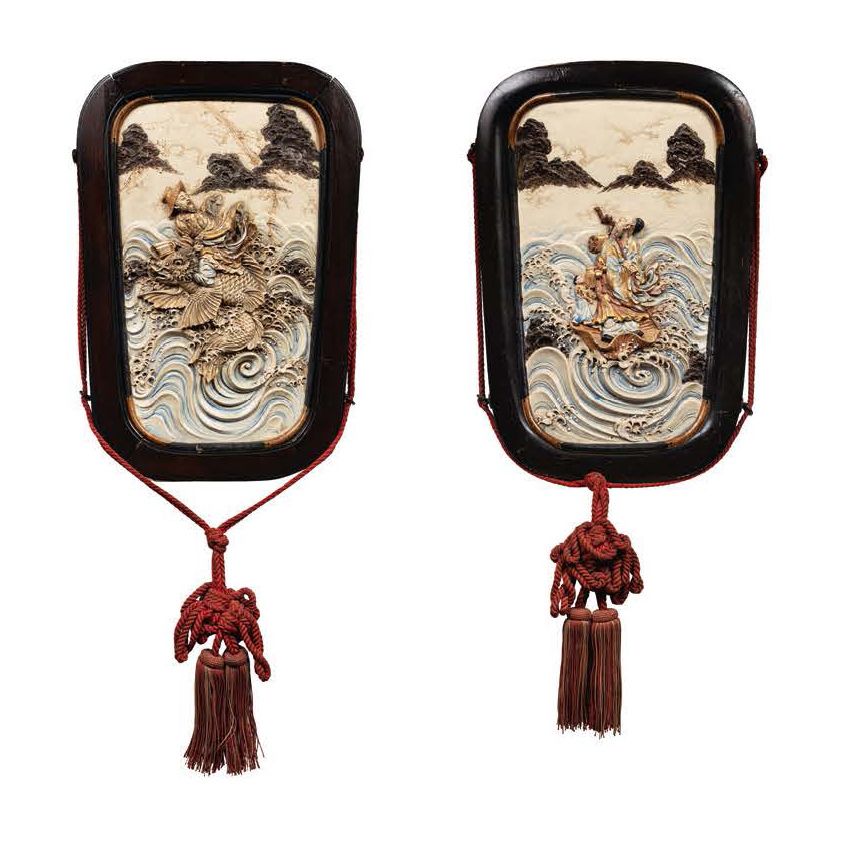 JAPON PÉRIODE MEIJI, VERS 1900 两个椭圆形的萨摩陶瓷盘，高浮雕和多色珐琅，分别表现波涛中的鲤鱼上的金鱼和一个站在贝壳上的中国圣人，&hellip;