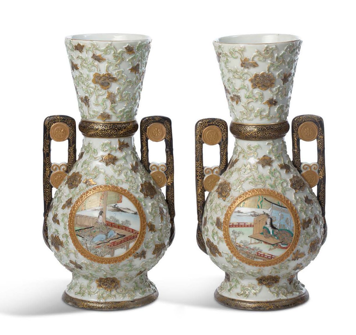 JAPON PÉRIODE MEIJI, VERS 1880-1900 Ein Paar bauchiger Vasen mit langem, ausgest&hellip;